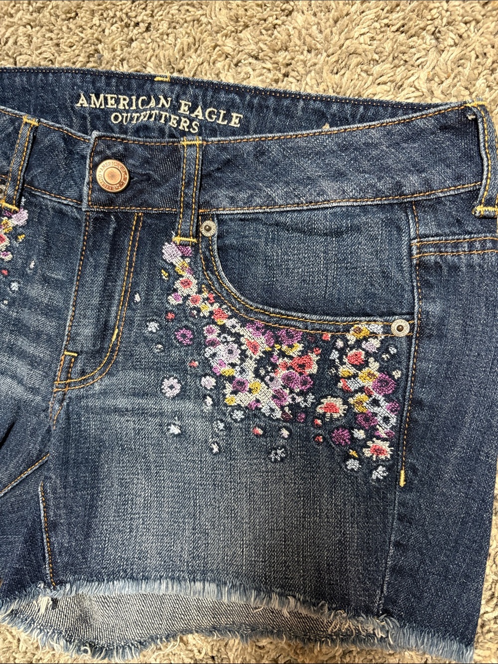 American Eagle Outfitters Dark Blue Denim Floral Embroidered Jean Shorts size 6 - Picture 2 of 4